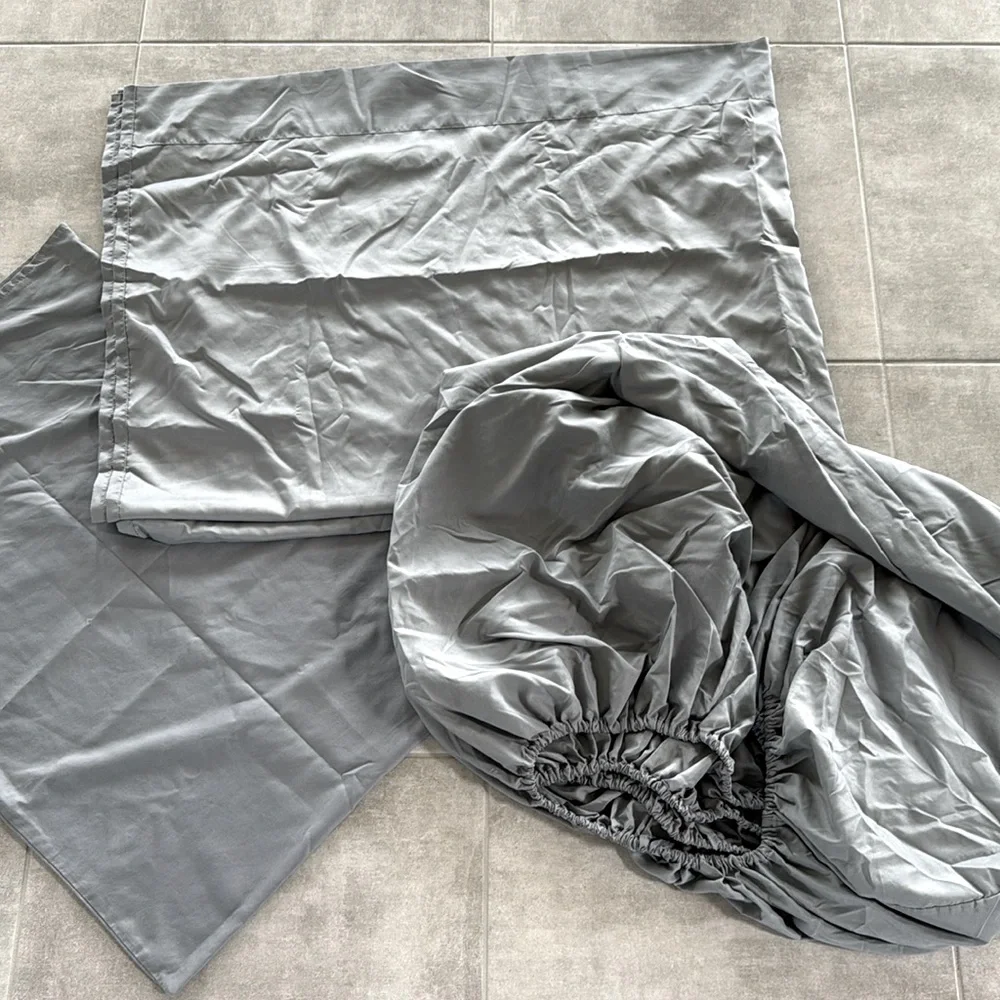TWIN XL Soft Gray Bed Sheet Set - Excellent Condition